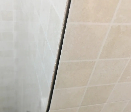 成都瓷砖空鼓维修公司分享阳台瓷砖脱落的修复过程可以分为以下几个步骤