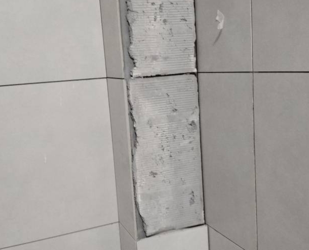 成都瓷砖空鼓维修公司分享下瓷砖施工前基层浇水润湿程度不足，可能导致以下问题