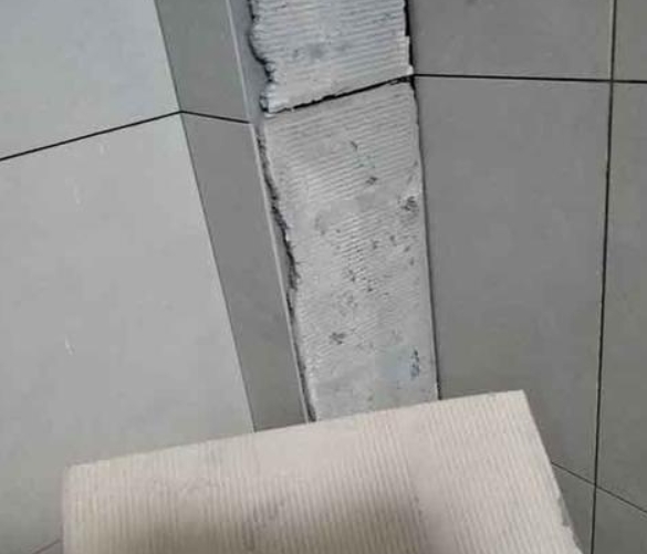 成都瓷砖空鼓维修公司分享下厨房瓷砖脱落的补救措施。
